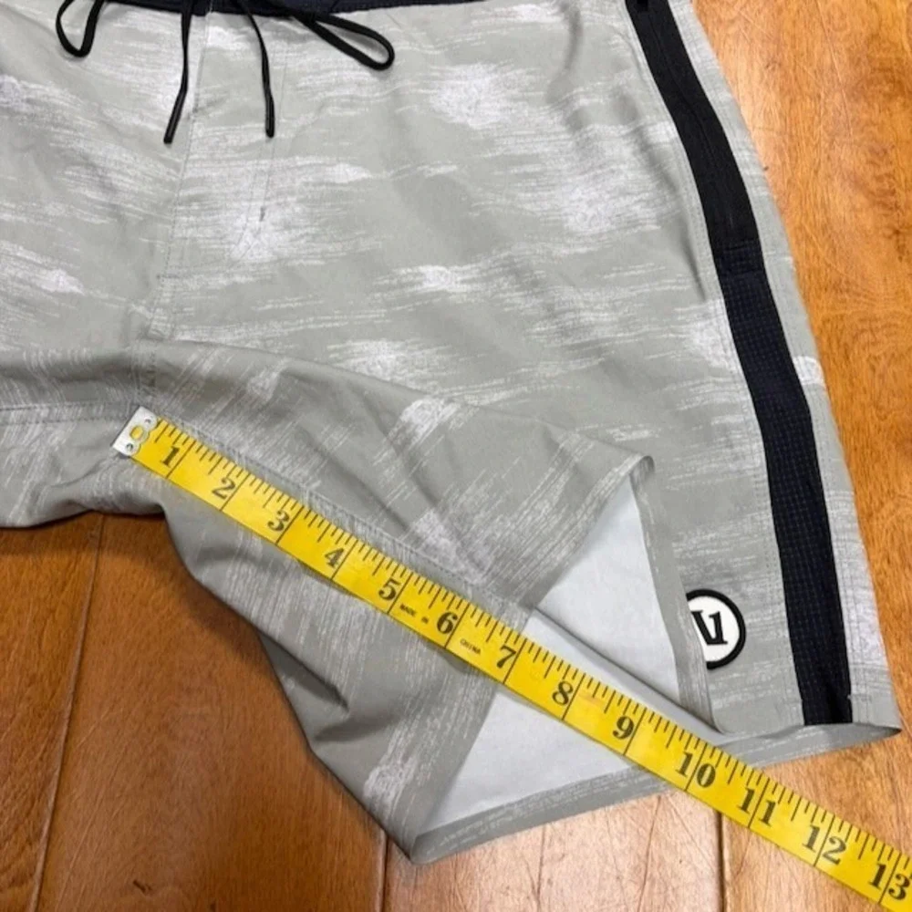 Vuori Swim Trunks Mens 30 Green Board Shorts Drawstring V374 Logo Summer Beach